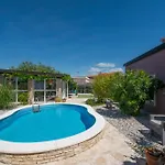 Arwen, With Pool Jursici