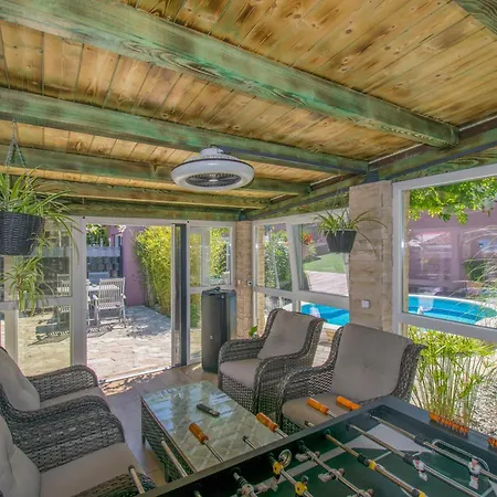 Appartement Arwen, With Pool Juršići